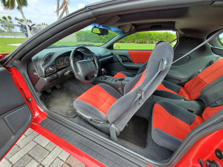 Интерьер Chevrolet Camaro SS (1710) 1996 года  (фото 58 из 101)
